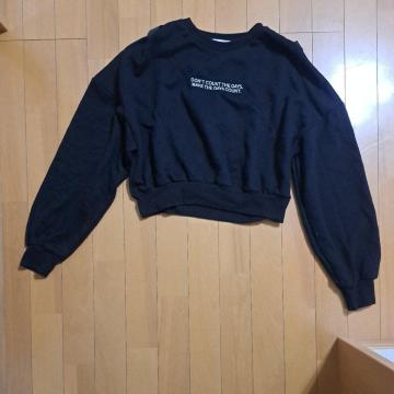 黒色のトレーナー