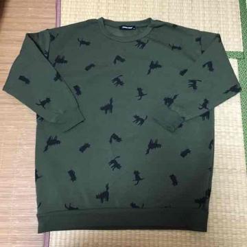 猫キャラクター柄裏起毛プルオーバー。カーキ