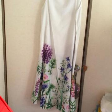 ホワイトワンピース花柄