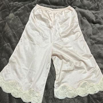 ☆☆タンス整理品 衣類 おまとめOK ホームクリーニング済み クリーム系 ペチパンツ ロング Mサイズ