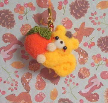 ハンドメイド♪ポンポンマスコット『秋の味覚抱きつリスちゃん』柿