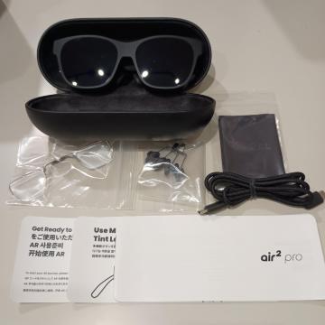 XREAL Air 2 Pro X}[gOX AROX ԃfBXvC