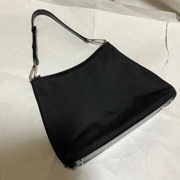 yBe[WzyGuy Laroche / MbVz nhobO