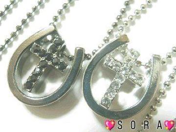 LOVE【プラチナ】馬蹄 ペアネックレスセット 巾着付