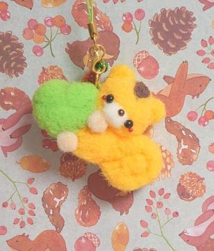 ハンドメイド♪ポンポンマスコット『秋の味覚抱きつきリスさん』洋梨