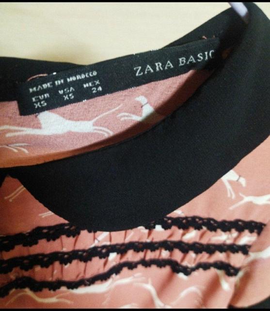 ZARA BASIC くすみピンク ワンコ柄 黒丸衿 ブラウス XS < ブランド  ZARA BASIC くすみピンク ワンコ柄 黒丸衿 ブラウス XS < ブランドの