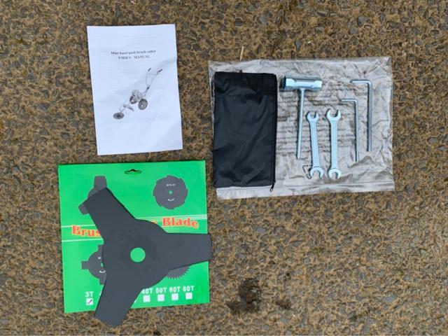 タイヤ付きエンジン草刈機 52cc 新型 手押し草刈り機 チップソーおまけ付き < ペット/手芸/園芸  タイヤ付きエンジン草刈機 52cc 新型 手押し草刈り機 チップソーおまけ付き < ペット/手芸/園芸の