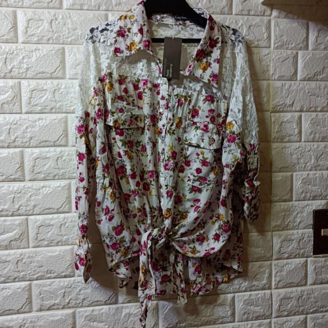 新品★肩+背中レース前縛り花柄シャツ/白/M < 女性ファッション  新品★肩+背中レース前縛り花柄シャツ/白/M < 女性ファッションの