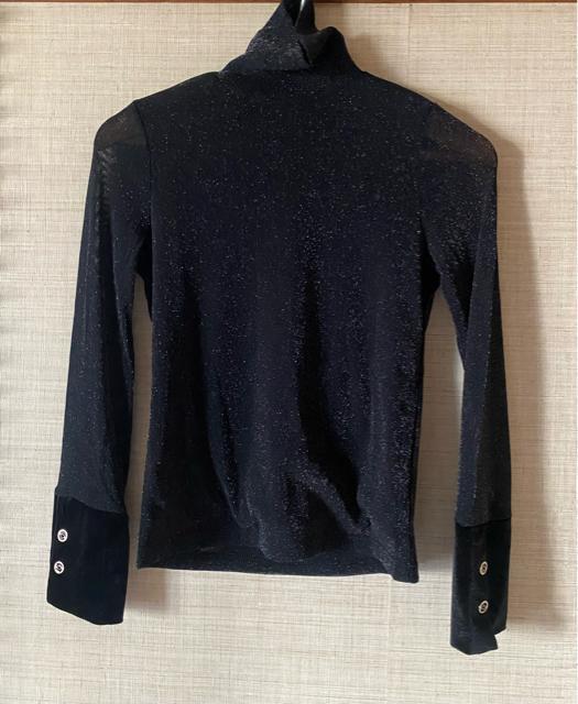 ラメニット 黒 ボタン付き キラキラ ゴージャス タートルネック < 女性ファッション  ラメニット 黒 ボタン付き キラキラ ゴージャス タートルネック < 女性ファッションの