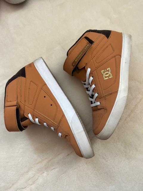 DC SHOES USA ハイカットスニーカー ブラウン ゴールドロゴ ストラップ スケシュー カジュアルシューズ < 女性ファッション DC SHOES USA ハイカットスニーカー ブラウン ゴールドロゴ ストラップ スケシュー カジュアルシューズ < 女性ファッションの