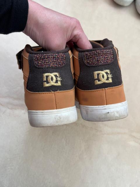 DC SHOES USA ハイカットスニーカー ブラウン ゴールドロゴ ストラップ スケシュー カジュアルシューズ < 女性ファッション DC SHOES USA ハイカットスニーカー ブラウン ゴールドロゴ ストラップ スケシュー カジュアルシューズ < 女性ファッションの