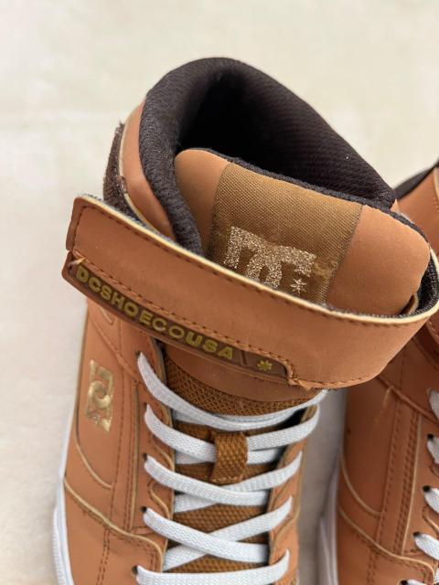 DC SHOES USA ハイカットスニーカー ブラウン ゴールドロゴ ストラップ スケシュー カジュアルシューズ < 女性ファッション DC SHOES USA ハイカットスニーカー ブラウン ゴールドロゴ ストラップ スケシュー カジュアルシューズ < 女性ファッションの