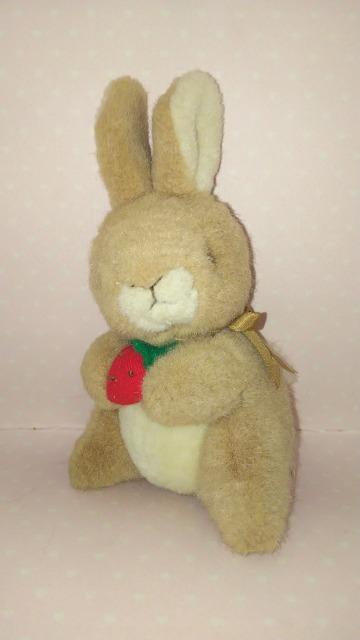 昭和レトロぬいぐるみの三英いちごを持ったうさぎウサギビンテージ < おもちゃ  昭和レトロぬいぐるみの三英いちごを持ったうさぎウサギビンテージ  < おもちゃの