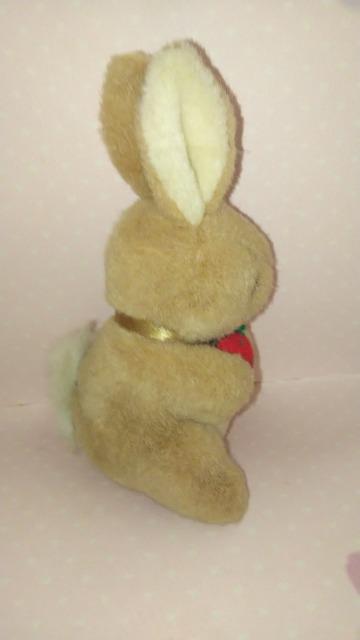 昭和レトロぬいぐるみの三英いちごを持ったうさぎウサギビンテージ < おもちゃ  昭和レトロぬいぐるみの三英いちごを持ったうさぎウサギビンテージ < おもちゃの