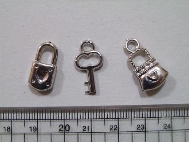 アクセデコ電 鍵.錠前.バッグセット銀色 < ペット/手芸/園芸  アクセデコ電 鍵.錠前.バッグセット銀色  < ペット/手芸/園芸の