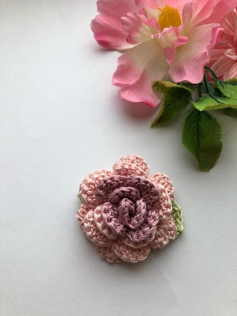 ハンドメイド ブローチ コサージュ  レース糸で編んだ薔薇♪ < 女性ファッション  ハンドメイド ブローチ コサージュ  レース糸で編んだ薔薇♪  < 女性ファッションの