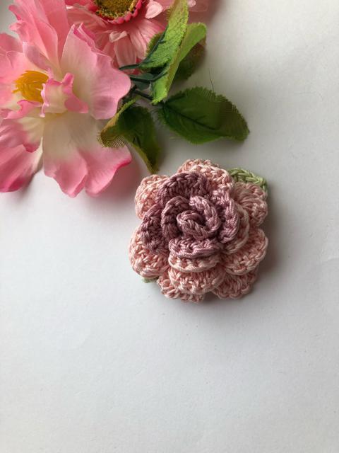 ハンドメイド ブローチ コサージュ  レース糸で編んだ薔薇♪ < 女性ファッション  ハンドメイド ブローチ コサージュ  レース糸で編んだ薔薇♪ < 女性ファッションの