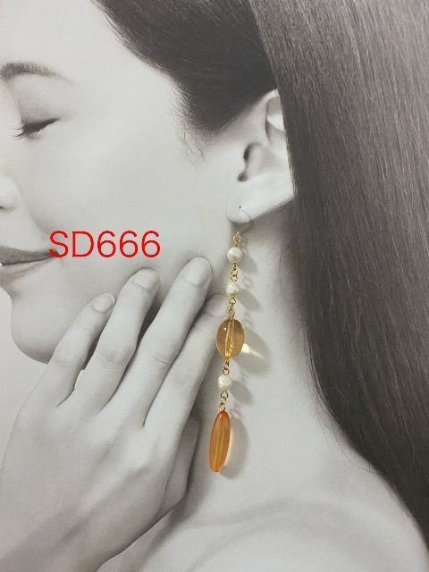 【樹脂ピアス】オレンジ色アクリルビーズとパールのピアス < 女性アクセサリー/時計  【樹脂ピアス】オレンジ色アクリルビーズとパールのピアス  < 女性アクセサリー/時計の