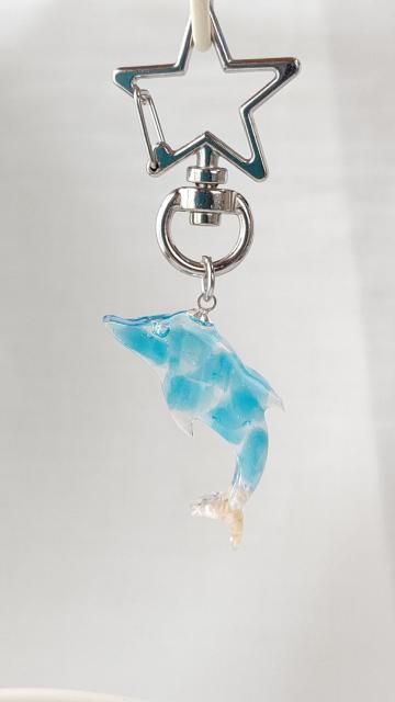 イルカの水色のガラスと星の砂のキーホルダー  レジン < 女性ファッション  イルカの水色のガラスと星の砂のキーホルダー  レジン < 女性ファッションの