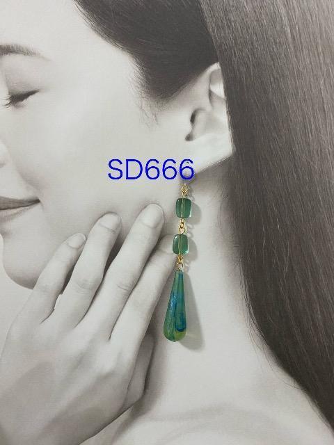 【樹脂ピアス】緑色ドイツアクリルビーズの3連ピアス < 女性アクセサリー/時計  【樹脂ピアス】緑色ドイツアクリルビーズの3連ピアス  < 女性アクセサリー/時計の