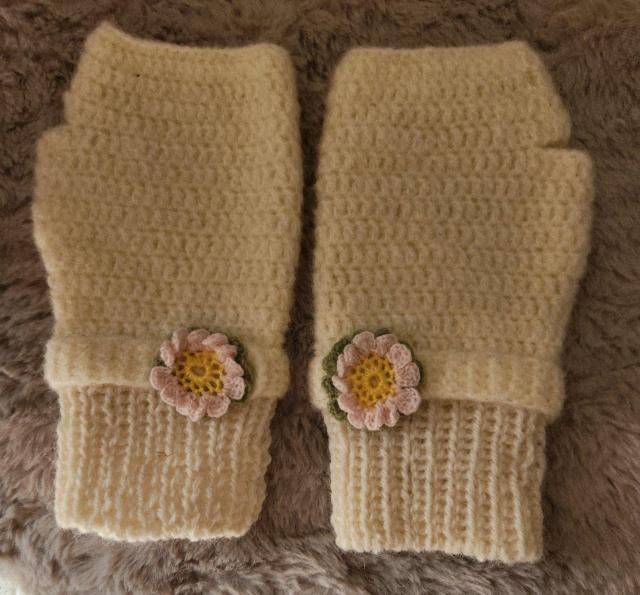 白色モヘア毛糸で編んだハンドウォーマに同じ白色モヘアでバンドを編み薄ピンク色と薄緑色の可愛いお花を編んで付け、袖口はゴム編みです。 < ペット/手芸/園芸 白色モヘア毛糸で編んだハンドウォーマに同じ白色モヘアでバンドを編み薄ピンク色と薄緑色の可愛いお花を編んで付け、袖口はゴム編みです。 < ペット/手芸/園芸の