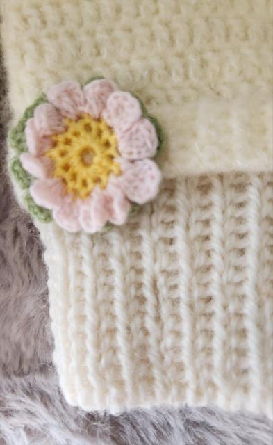 白色モヘア毛糸で編んだハンドウォーマに同じ白色モヘアでバンドを編み薄ピンク色と薄緑色の可愛いお花を編んで付け、袖口はゴム編みです。 < ペット/手芸/園芸 白色モヘア毛糸で編んだハンドウォーマに同じ白色モヘアでバンドを編み薄ピンク色と薄緑色の可愛いお花を編んで付け、袖口はゴム編みです。 < ペット/手芸/園芸の