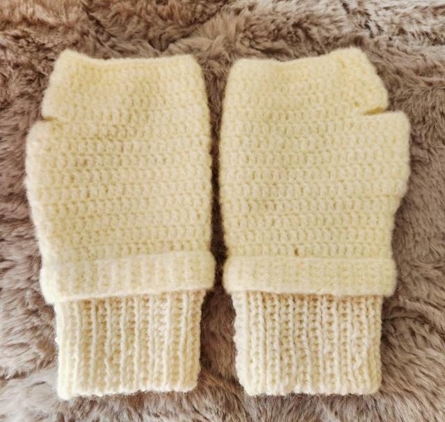 白色モヘア毛糸で編んだハンドウォーマに同じ白色モヘアでバンドを編み薄ピンク色と薄緑色の可愛いお花を編んで付け、袖口はゴム編みです。 < ペット/手芸/園芸 白色モヘア毛糸で編んだハンドウォーマに同じ白色モヘアでバンドを編み薄ピンク色と薄緑色の可愛いお花を編んで付け、袖口はゴム編みです。 < ペット/手芸/園芸の