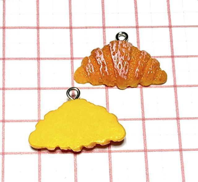 698 クロワッサン 1個 菓子パン スイーツ 食べ物 ミニチュア 食品 樹脂チャーム アクセサリーパーツ < ペット/手芸/園芸 698 クロワッサン 1個 菓子パン スイーツ 食べ物 ミニチュア 食品 樹脂チャーム アクセサリーパーツ < ペット/手芸/園芸の