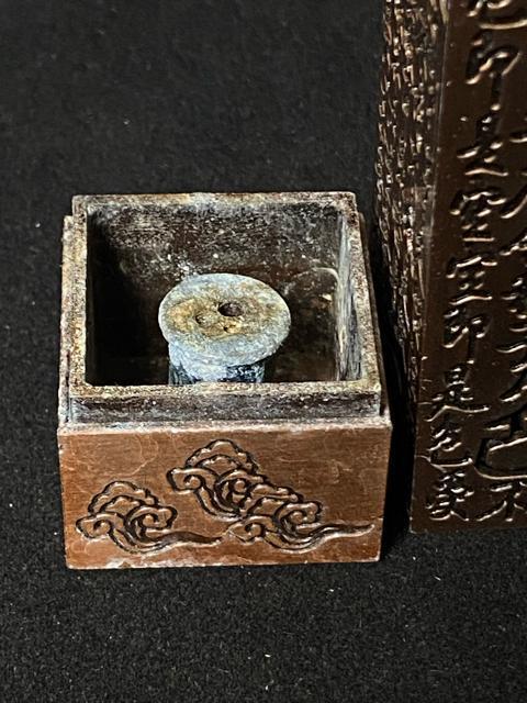 【心経】般若心経 全文刻 古銅製 銅製香炉 香立 仏教美術 経筒 厄除け 骨董 文房具 アンティーク 香道 骨董品 縦型香炉 仏具 < ホビー 【心経】般若心経 全文刻 古銅製 銅製香炉 香立 仏教美術 経筒 厄除け 骨董 文房具 アンティーク 香道 骨董品 縦型香炉 仏具 < ホビーの