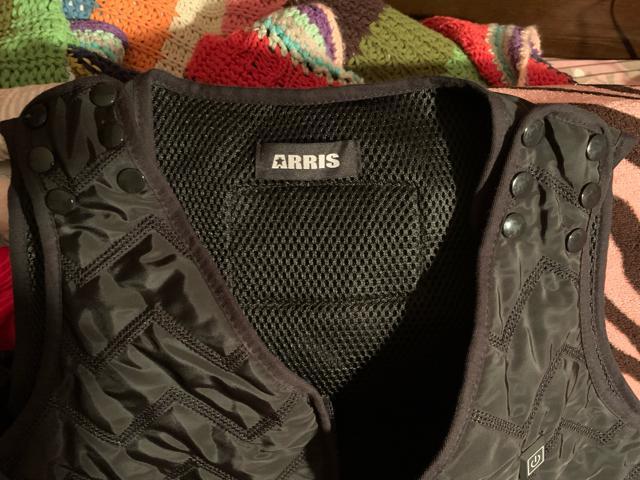 A男女兼用 ARRIS ヒート電熱ベスト バッテリー付き サイズフリ 黒色 < 男性ファッション  A男女兼用 ARRIS ヒート電熱ベスト バッテリー付き サイズフリ 黒色  < 男性ファッションの