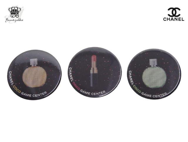 シャネル ノベルティ 缶バッジ 3個セット ブローチ COCO GAME CENTER チャンス 口紅 CHANEL【正規品】 < ブランド シャネル ノベルティ 缶バッジ 3個セット ブローチ COCO GAME CENTER チャンス 口紅 CHANEL【正規品】 < ブランドの