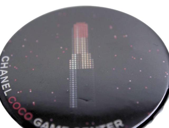 シャネル ノベルティ 缶バッジ 3個セット ブローチ COCO GAME CENTER チャンス 口紅 CHANEL【正規品】 < ブランド シャネル ノベルティ 缶バッジ 3個セット ブローチ COCO GAME CENTER チャンス 口紅 CHANEL【正規品】 < ブランドの