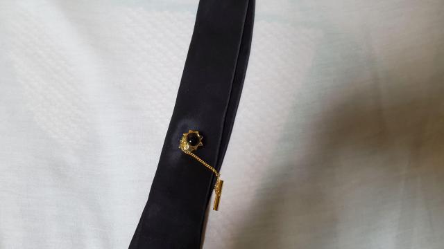 正規未 ジバンシィ クラシックラグジュアリー カボションストーン黒フラワー タイタニック タイピン スター ブローチ ピンバッジ < ブランド  正規未 ジバンシィ クラシックラグジュアリー カボションストーン黒フラワー タイタニック タイピン スター ブローチ ピンバッジ < ブランドの