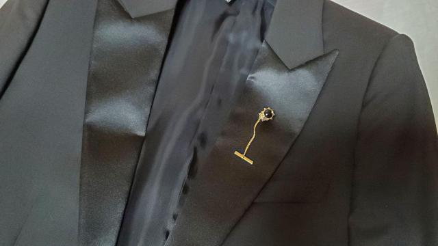 正規未 ジバンシィ クラシックラグジュアリー カボションストーン黒フラワー タイタニック タイピン スター ブローチ ピンバッジ < ブランド  正規未 ジバンシィ クラシックラグジュアリー カボションストーン黒フラワー タイタニック タイピン スター ブローチ ピンバッジ < ブランドの