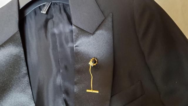 正規未 ジバンシィ クラシックラグジュアリー カボションストーン黒フラワー タイタニック タイピン スター ブローチ ピンバッジ < ブランド  正規未 ジバンシィ クラシックラグジュアリー カボションストーン黒フラワー タイタニック タイピン スター ブローチ ピンバッジ < ブランドの