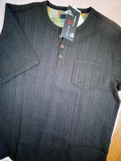 LLサイズ!高貴紳士的!和のくつろぎ!サラッとしじら織り!ヘンリーネック!半袖シャツ!濃灰系色合いの黒系色合い! < 男性ファッション  LLサイズ!高貴紳士的!和のくつろぎ!サラッとしじら織り!ヘンリーネック!半袖シャツ!濃灰系色合いの黒系色合い! < 男性ファッションの