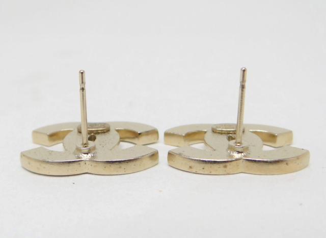 CHANEL シャネル ココ ボーダー ピアス ピンク×ホワイト<USED>【送料無料】 < ブランド CHANEL シャネル ココ ボーダー ピアス ピンク×ホワイト<USED>【送料無料】 < ブランドの