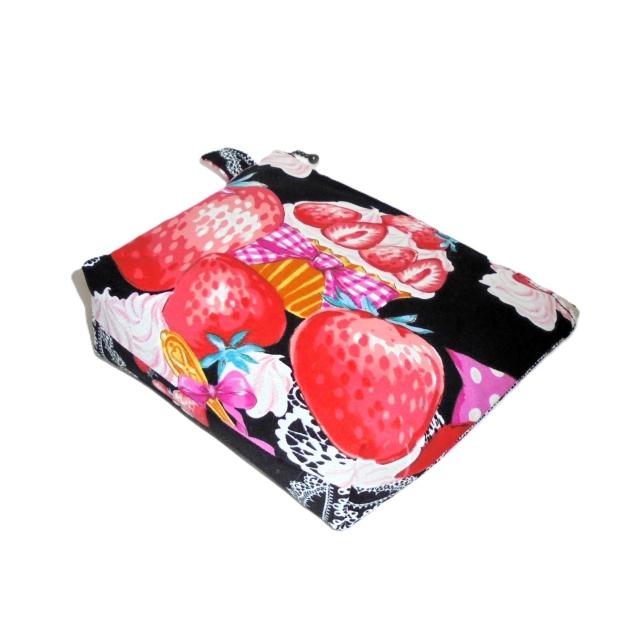 【19p幅】◆苺カップケーキ・ストロベリー×黒地◆ファスナーポーチ < 女性ファッション 【19p幅】◆苺カップケーキ・ストロベリー×黒地◆ファスナーポーチ < 女性ファッションの