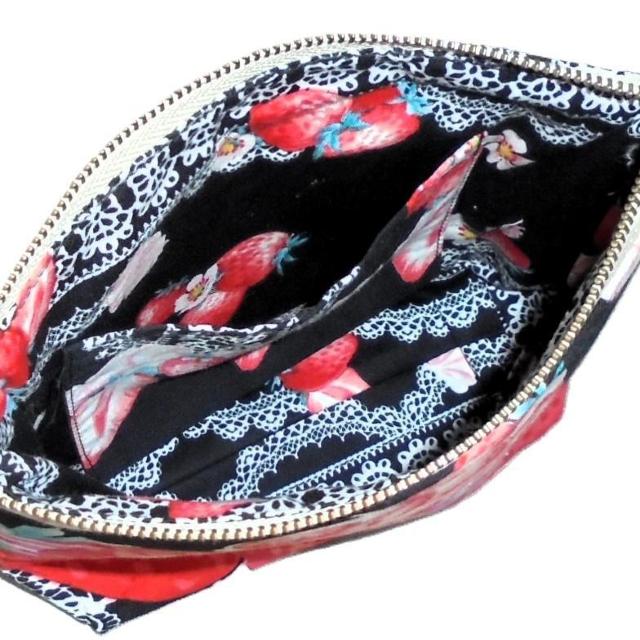 【19p幅】◆苺カップケーキ・ストロベリー×黒地◆ファスナーポーチ < 女性ファッション 【19p幅】◆苺カップケーキ・ストロベリー×黒地◆ファスナーポーチ < 女性ファッションの