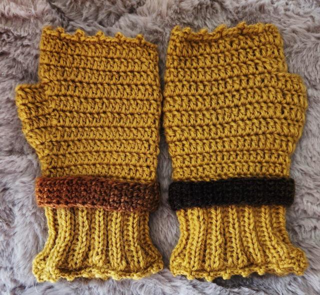 黄土色の毛糸で編んだハンドウォーマに茶色系のグラデーション毛糸で編んだバンドに可愛いお花のボタンをました。 < ペット/手芸/園芸 黄土色の毛糸で編んだハンドウォーマに茶色系のグラデーション毛糸で編んだバンドに可愛いお花のボタンをました。 < ペット/手芸/園芸の