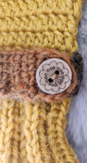 黄土色の毛糸で編んだハンドウォーマに茶色系のグラデーション毛糸で編んだバンドに可愛いお花のボタンをました。 < ペット/手芸/園芸 黄土色の毛糸で編んだハンドウォーマに茶色系のグラデーション毛糸で編んだバンドに可愛いお花のボタンをました。 < ペット/手芸/園芸の