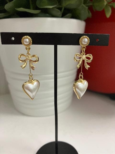 ハンドメイド ハートのチャームとリボンのチャームを使用したピアス < 女性ファッション  ハンドメイド ハートのチャームとリボンのチャームを使用したピアス  < 女性ファッションの