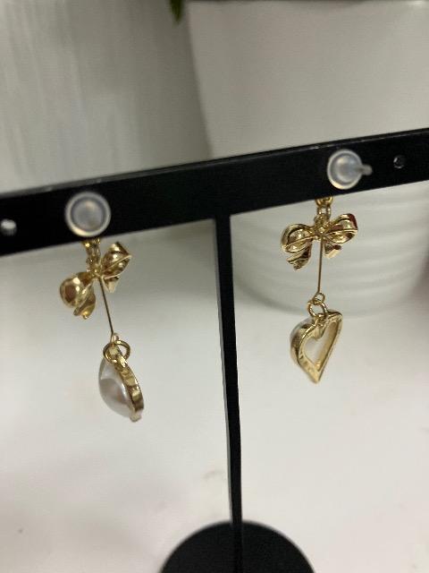 ハンドメイド ハートのチャームとリボンのチャームを使用したピアス < 女性ファッション  ハンドメイド ハートのチャームとリボンのチャームを使用したピアス < 女性ファッションの