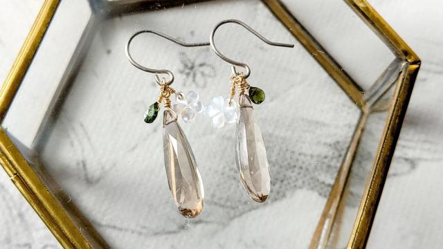 14kgf*スモーキークォーツとシェルフラワーのピアス*25001 < 女性アクセサリー/時計  14kgf*スモーキークォーツとシェルフラワーのピアス*25001  < 女性アクセサリー/時計の