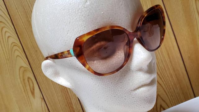 正規未 ティファニー ブルーハート×エンブレムロゴ キャットアイサングラス 茶 フォックス 箱有 ジュエリーアイウェア < ブランド  正規未 ティファニー ブルーハート×エンブレムロゴ キャットアイサングラス 茶 フォックス 箱有 ジュエリーアイウェア < ブランドの