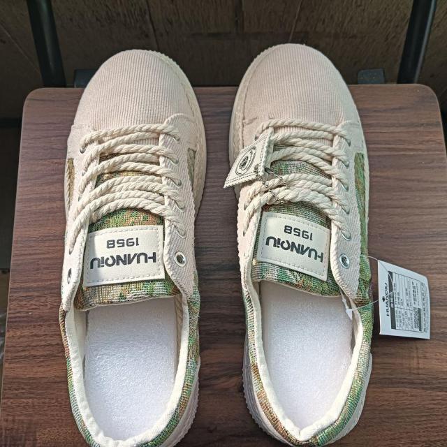 新品 27cm メンズ スニーカー シューズ ホワイト 靴 カジュアル < 男性ファッション  新品 27cm メンズ スニーカー シューズ ホワイト 靴 カジュアル < 男性ファッションの