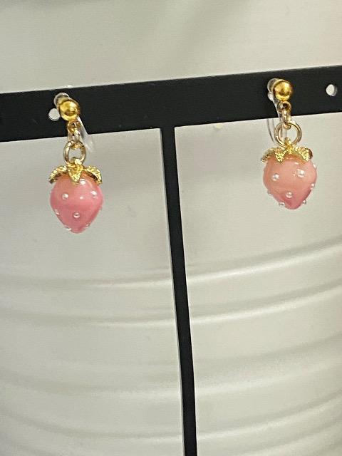 ハンドメイド いちごのチャームのノンホールピアス 樹脂イヤリング < 女性ファッション ハンドメイド いちごのチャームのノンホールピアス 樹脂イヤリング < 女性ファッションの