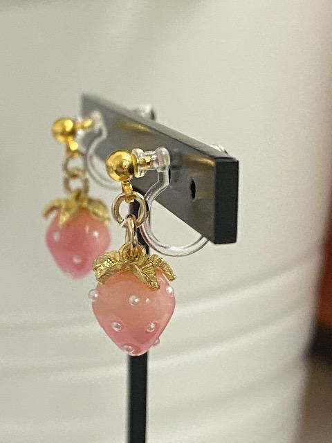 ハンドメイド いちごのチャームのノンホールピアス 樹脂イヤリング < 女性ファッション ハンドメイド いちごのチャームのノンホールピアス 樹脂イヤリング < 女性ファッションの