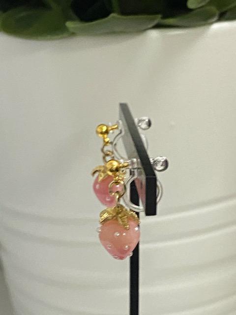 ハンドメイド いちごのチャームのノンホールピアス 樹脂イヤリング < 女性ファッション ハンドメイド いちごのチャームのノンホールピアス 樹脂イヤリング < 女性ファッションの