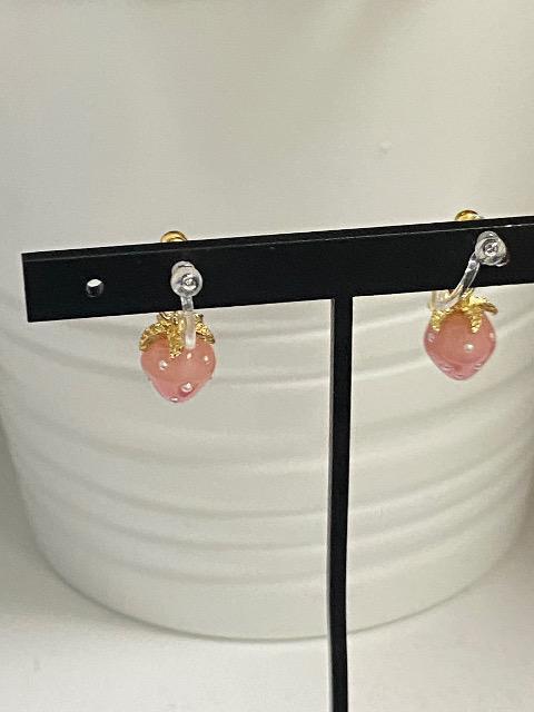 ハンドメイド いちごのチャームのノンホールピアス 樹脂イヤリング < 女性ファッション ハンドメイド いちごのチャームのノンホールピアス 樹脂イヤリング < 女性ファッションの